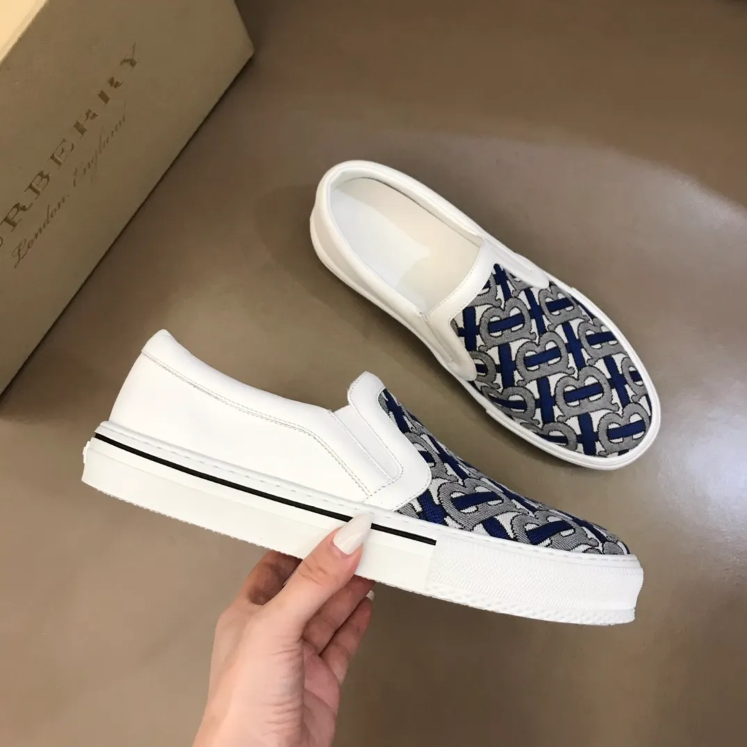 ◾️▫️P340. B's new spring and summer product, men's classic low-cut slip-on sneakers, are made of classic retro B's printed canvas material, spliced ​​with layered calfskin, and decorated with a new brand logo. First-layer cowhide lining, embossed Burberry logo on the heel, and original TPU outsole!   Size: 38-45